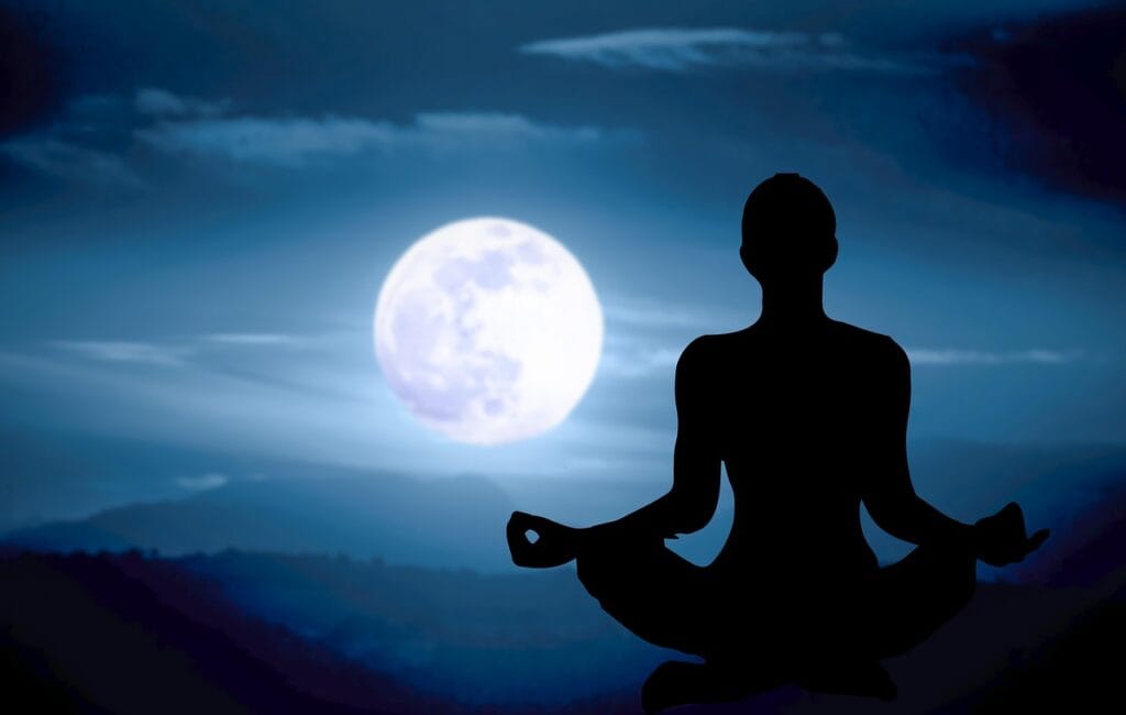 Meditando bajo la luna