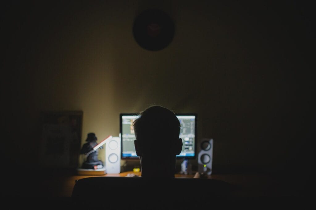 Persona trabajando hasta tarde